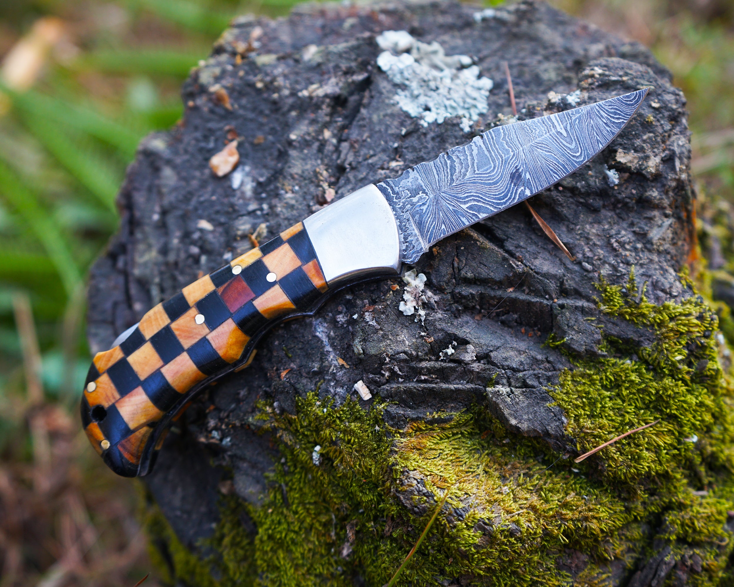 Premium Handmade Damascus Knife - Checkered Wooden Handle - Best for hunting, survival and camping
