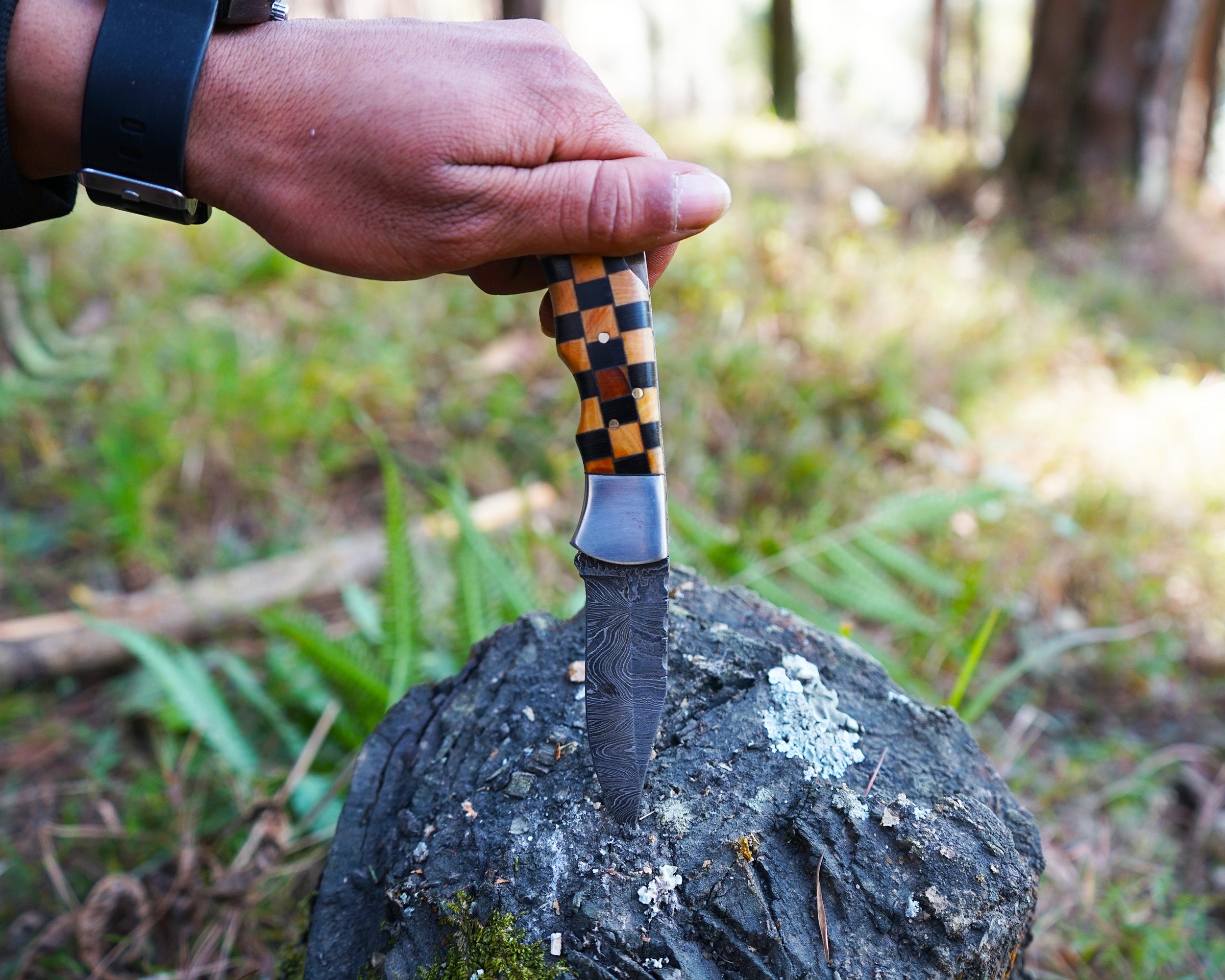 Premium Handmade Damascus Knife - Checkered Wooden Handle - Best for hunting, survival and camping