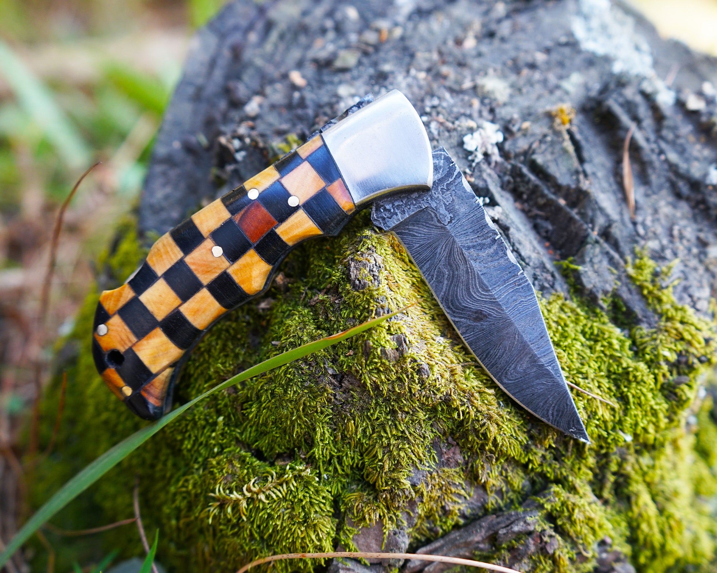 Premium Handmade Damascus Knife - Checkered Wooden Handle - Best for hunting, survival and camping