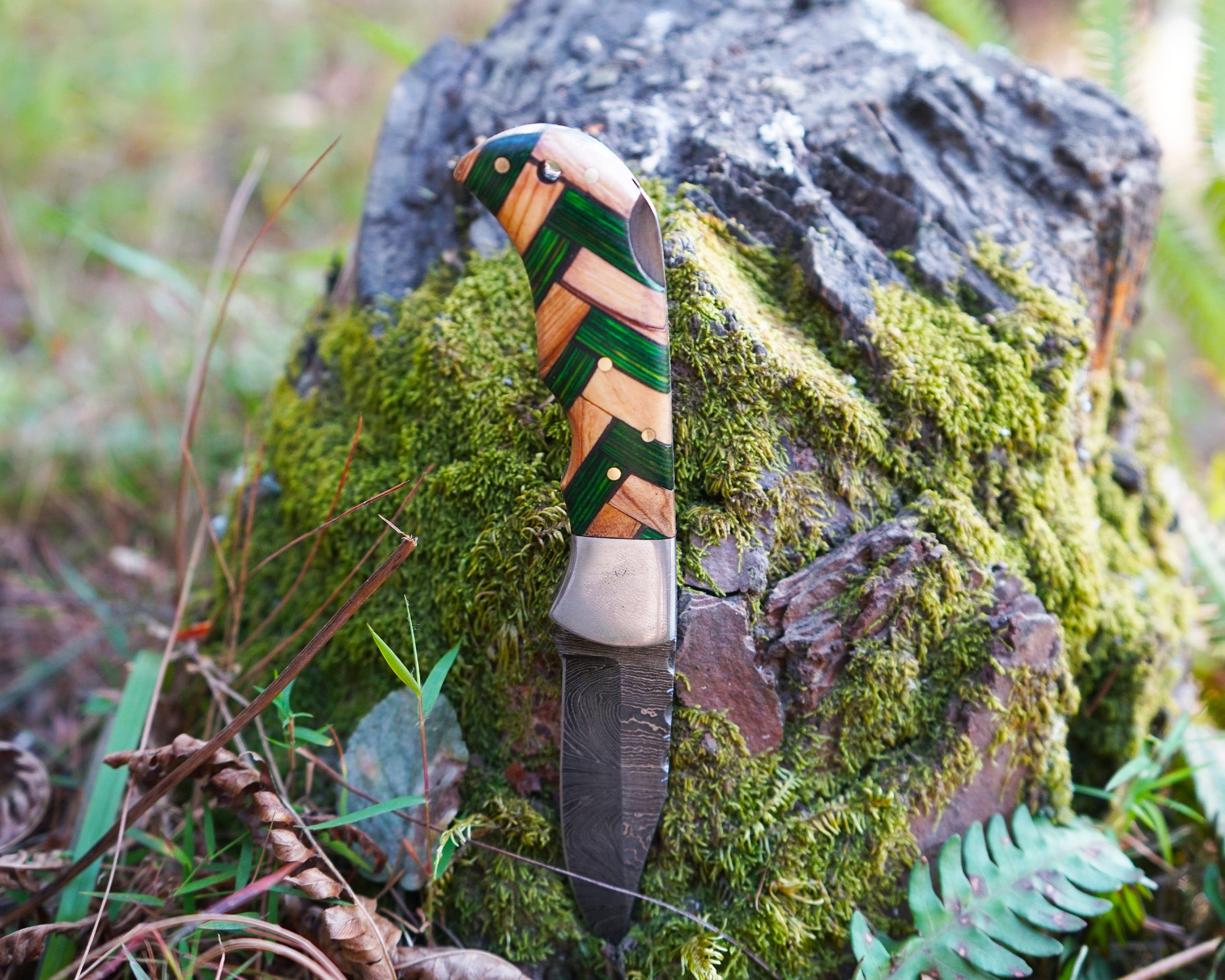 Premium Damascus Folding Knife - Sharp Blade pocket knife - Best for Camping and Hunting - Comes with the sheath