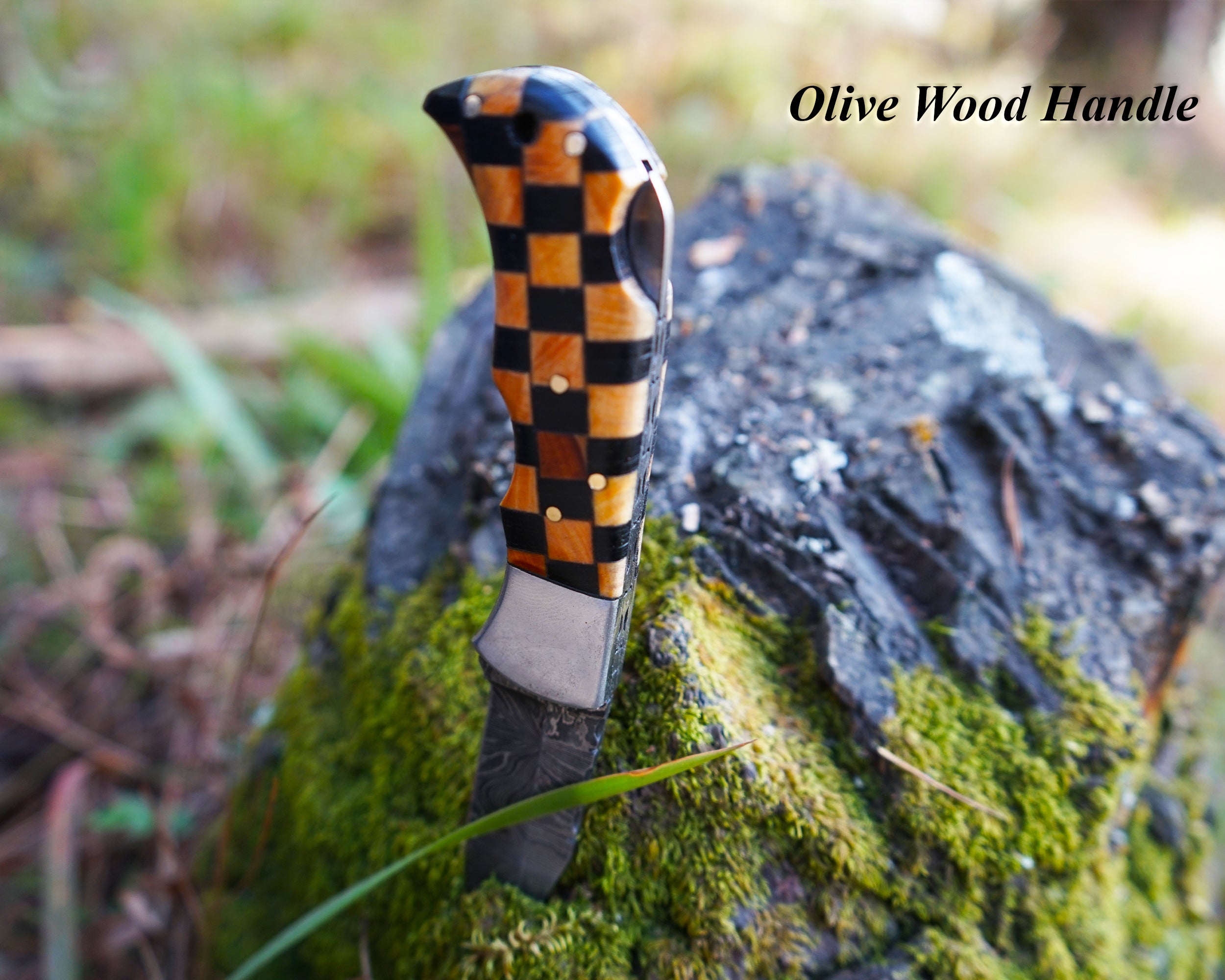 Premium Handmade Damascus Knife - Checkered Wooden Handle - Best for hunting, survival and camping