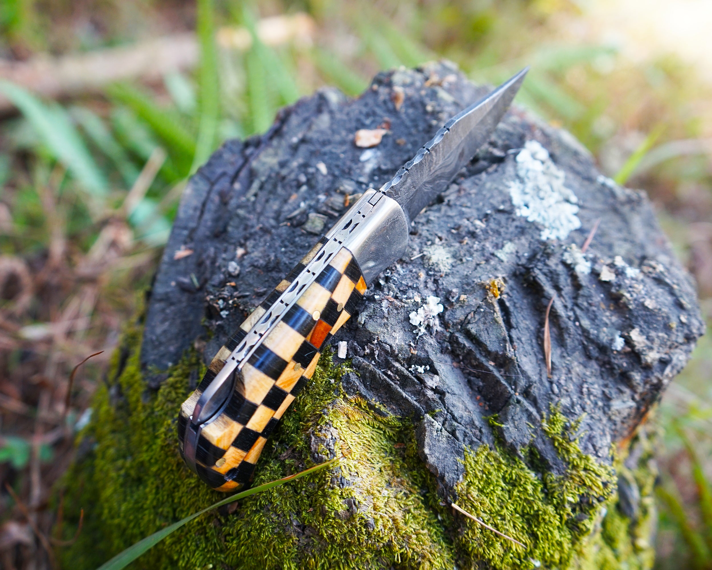 Premium Handmade Damascus Knife - Checkered Wooden Handle - Best for hunting, survival and camping