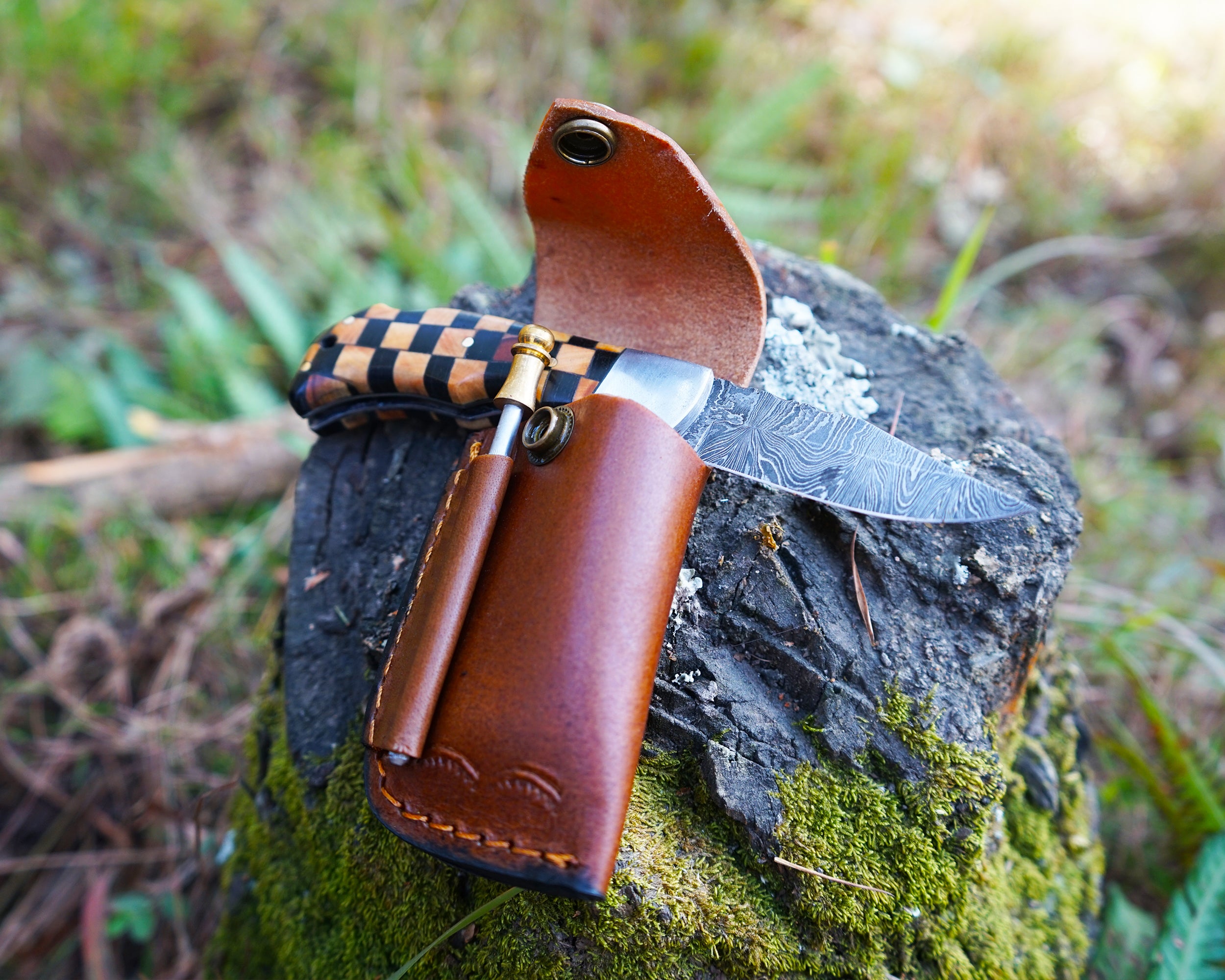 Premium Handmade Damascus Knife - Checkered Wooden Handle - Best for hunting, survival and camping