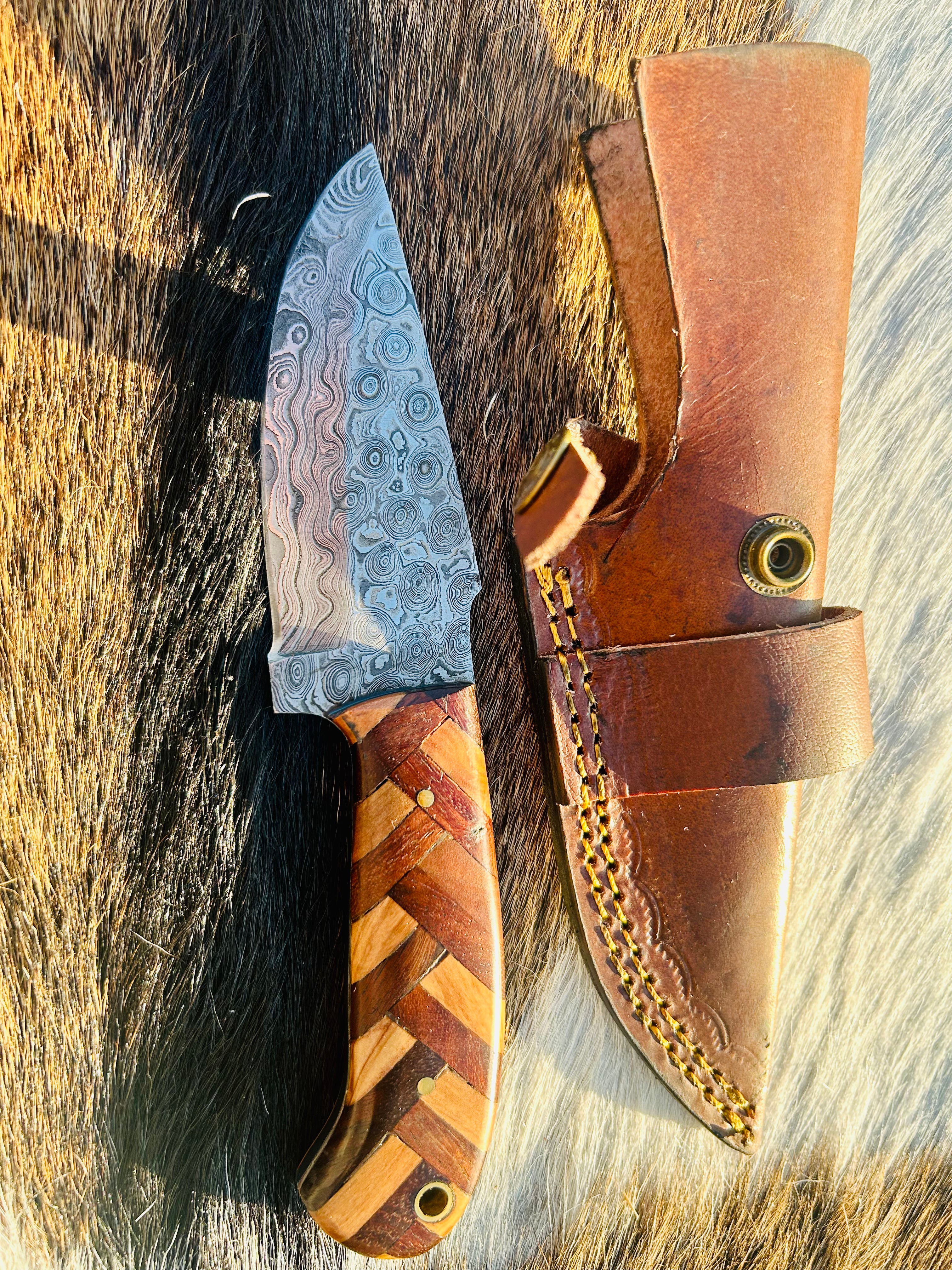 Handmade Premium Damascus Fixed Blade - Comes with Sheath - Best for Hunting and Camping